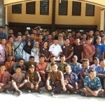 Pramuka Wirakarya Kampung Kelir berpose bersama Wabup Sudjarno.