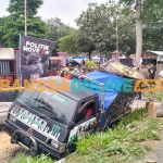 Pikap jenis L 300 tertimpa pohon tumbang di Jalan Musi Barat, Kota Blitar. Foto: AKINA NUR ALANA/ BANGSAONLINE