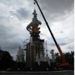 Foto Patung manusia yang menghiasi monument baru Jayandaru di Alun-alun Sidoarjo. (foto nanang ichwan/BangsaOnline)