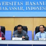 Pakde Karwo memberikan kuliah umum di hadapan para mahasiswa dan civitas akademika Unhas, didampingi Rektor Universitas Hasanuddin Prof Dwia Aries Tina Palubuhu, dan Ketua Majelis Wali Amanah Univ Hasanuddin.