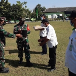 SIMBOLIS: Kodim 0816 Sidoarjo menyerahkan bantuan bibit pohon, saat pembukaan Karya Bhakti TNI Tahun 2021, Rabu (7/7/2021). foto: MUSTAIN/ BANGSAONLINE