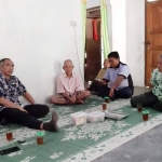 Kepala Dinkes Pacitan dr Eko Budiono saat berkunjung ke rumah Puput Desty, pasien penderita kelumpuhan.