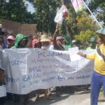 Aksi para petani garam saat demo di depan kantor Diskoperindag.