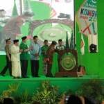 Wakil Presiden HM Jusuf Kalla memukul bedug sebagai tanda pembukaan Kongres GP Ansor ke-15 di Komplek III Pondok Pesantren Pandanaran, Yogyakarta, Kamis (26/11/2015).  Foto: monitortoday