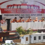 KPU Gresik bersama PPK serta Tim Paslon Niat dan QA ketika menggelar rapat pleno penetapan hasil suara, Rabu (16/12) kemarin. foto: SYUHUD/ BANGSAONLINE