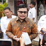 Bupati Kediri saat memberi keterangan pers.