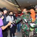 Mayjen TNI Widodo Iryansyah bersama jajarannya bagi-bagi masker ke masyarakat.