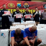 Kasatresnarkoba Polres Kediri, AKP Ridwan Sahara (nomor 3 dari kiri), saat mengekspose tersangka dan barang bukti. Foto: Ist