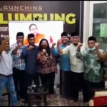 Ketua PCNU Dr. KH. Muhibbin Zuhri dan para kader NU mengepalkan tangan penuh gembira sambil mengucapkan merdeka saat Eri Cahyadi mendapat rekom sebagai calon walikota Surabaya dari DPP PDIP, Rabu (2/9/2020). foto: WhatsApp/ bangsaonline.com