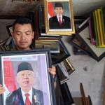 Lapak pedagang bingkai di Jalan Anggrek Kota Blitar mulai kebanjiran orderan foto Jokowi dan Ma