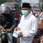 Gus Ipul saat sidak jalan Betoyo-Pecuk, beberapa waktu lalu. foto: SYUHUD/ BANGSAONLINE