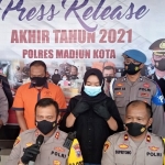 Kapolres Madiun Kota AKBP Dewa Putu Eka Darmawan memberi penjelasan terkait pidana penipuan kendaraan bermotor yang dilakukan berulang kali.