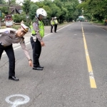Petugas sedang menunjukkan lokasi kejadian.