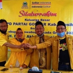 Ketua DPD Golkar Ahmad Nurhamim, Sekretaris Atek Riduan, bersama Gus Yani dan Bu Min saat acara silaturahim Keluarga Besar Golkar Gresik. foto: SYUHUD/ BANGSAONLINE