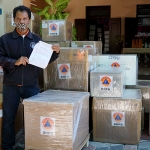 Wali Kota Risma saat menerima bantuan peralatan medis dari BNPB di rumah dinas Jalan Sedap Malam Surabaya, Rabu (12/8/2020). (foto: ist).