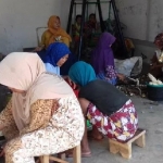 PAC Fatayat NU Ganding mengelola kelompok usaha produksi camilan keripik singkong.