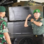 Kepala Bidang Jianbang Sekolah Staf dan Komando Angkatan Darat (Seskoad), Kolonel Inf Andi Irawan Chaerudin ditemui Danyonarmed 12/Divif-2/Kostrad, Mayor Arm Ronald, F. Siwabessy.