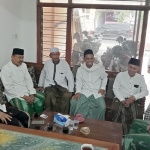 Anshori (paling kiri) disambut Ketua DPC Hanura Kota Pasuruan Farid Misbah (paling kanan) saat mendaftar sebagai bacawali.