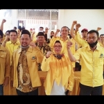 Ketua DPD Golkar Ahmad Nurhamim dan kader Golkar saat deklarasi dukungan pasangan Niat di Pilbup Gresik 2020. foto: SYUHUD/ BANGSAONLINE