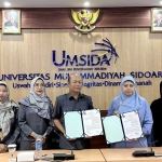 Penandatanganan MoU dan MoA antara Bawaslu Sidoarjo dengan Umsida. 