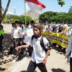 Ribuan GTT dan PTT saat turun ke jalan. Foto: HERMAN S/BANGSAONLINE
