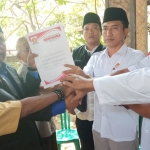 Ayi Suhaya (jas hitam) menyerahkan berkas formulir pendaftaran bakal cawali yang diterima langsung oleh Zubaidi (peci putih). 