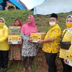 Jajaran Pengurus DPD Partai Golkar Jatim dan Jombang saat memberikan bantuan. (foto: AAN AMRULLOH/ BANGSAONLINE)