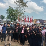 
Panglima TNI Yudo Margono ikut berjoget mengiringi musik seronen, Stadion Kerapan Sapi R.P Moh Noer, Sabtu (2/9/2023).