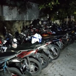 Puluhan sepeda motor yang berhasil diamankan petugas. (foto: ist)