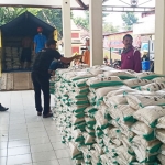 Beras bantuan saat diturunkan dari truk pengangkut di pendopo Kecamatan Mojo. foto: kominfo