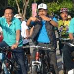 Wagub Jatim, Saifullah Yusuf bersama Bupati-Wabup Gresik, SQ ketika mengikuti fun bike. foto: syuhud/ BANGSAONLINE