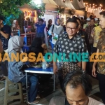 Direktur Utama Petrokimia Gresik, Dwi Satriyo Annurogo (kiri), saat meninjau stan UMKM. Foto: SYUHUD/BANGSAONLINE