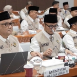 Menteri Haji dan Umrah, Mochamad Irfan Yusuf, bersama wakilnya dalam rapat kerja bersama Komisi VIII DPR RI.