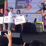 Wakil Gubernur Jatim Emil E. Dardak menyerahkan hadiah kepada para juara Nawa Bhakti 10K.
