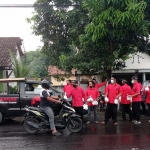 Jajaran PAC PDI Perjuangan Kecamatan Pagu saat membagikan takjil di pinggir jalan raya Pagu - Gurah. (Ist).
