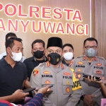 Kapolresta Banyuwangi, Kombes Pol Nasrun Pasaribu, saat memberi pernyataan kepada awak media terkait bentrokan dua perguruan silat di wilayah hukumnya. 