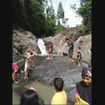 Para pengunjung yang sedang menikmati pemandangan serta air terjun Putri Maron Kabupaten Trenggalek. Foto: HERMAN SUBAGYO/BANGSAONLINE