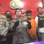 Kompol Masdawati, Kapolsek Tenggilis Mejoyo saat menunjukkan barang bukti dan pelaku pencurian motor di Indogrosir, Jumat (5/4/2024).