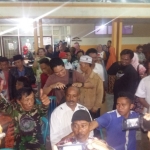 Aksi cukur gundul yang dilakukan sejumlah relawan Thoriq-Indah di posko pemenangan mereka