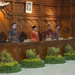 Bupati Hanindhito Himawan Pramana (kiri) bersama Pimpinan DPRD kabupaten Kediri. (Ist). 