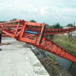 Kapolres Jombang AKBP Fadli Widiyanto saat meninjau ambruknya launcher girder jembatan penghubung tol Jomo dengan Tol Kertosono-Wilangan. foto: RONY S/ BANGSAONLINE
