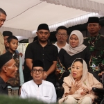  Ny. Sinta Nuriyah Wahid bersama Antok (kiri, duduk) bersama tamu undangan.