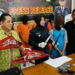 Polisi menunjukkan pelaku dan barang bukti pembunuhan di Mapolres Jombang, Jumat (22/7). foto: RONY S/ BANGSAONLINE 