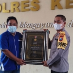 Pembina PWI Perwakilan Kediri Mega Wulandari saat menyerahkan piagam Hasta Adhi Warta kepada Kapolres Kediri Kota AKBP Eko Prasetyo di Mapolres Kediri Kota. (foto: MUJI HARJITA/ BANGSAONLINE)