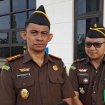 Kepala Kejaksaan Negeri Bangkalan, Fahmi, didampingi Imam Hidayat selaku Kasi Intel Kejaksaan Negeri Bangkalan.