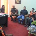 PROTES: PP saat dialog bersama Kasi Intel, I Made, di kantor kejari Tuban. foto: suwandi/ BANGSAONLINE