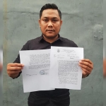 Novli Thyssen, Ketua Komite Independen Pemantau Pemilu (KIPP) Jawa Timur menunjukkan surat jawaban dari Pemprov Jatim. foto: ist.