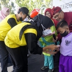 Bunda PAUD Kota Kediri, Ferry Silviana Abdullah Abu Bakar, saat menyerahkan e- KTP kepada peserta jambore PAUD. Foto: Ist
