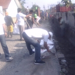 Warga Desa Bringinbendo, Kecamatan Taman, Sidoarjo dan karyawan PT Santos Jaya Abadi menggelar Gerakan Bebas Banjir di wilayah setempat, Ahad (24/11/2019).