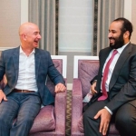 Jeff Bezos bersama Mohammed bin Salman selama kunjungannya ke AS pada Maret 2018. foto: Saudi Press Agency